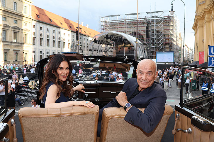 Heiner Lauterbach mit Frau Viktoria: Stimmungsvolle Atmosphäre bei Klassik am Odeonsplatz 2025 (©Foto: Martin Schmitz) 